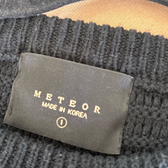 Elegant Black Ribbed Sweater - Picture 3 of 3